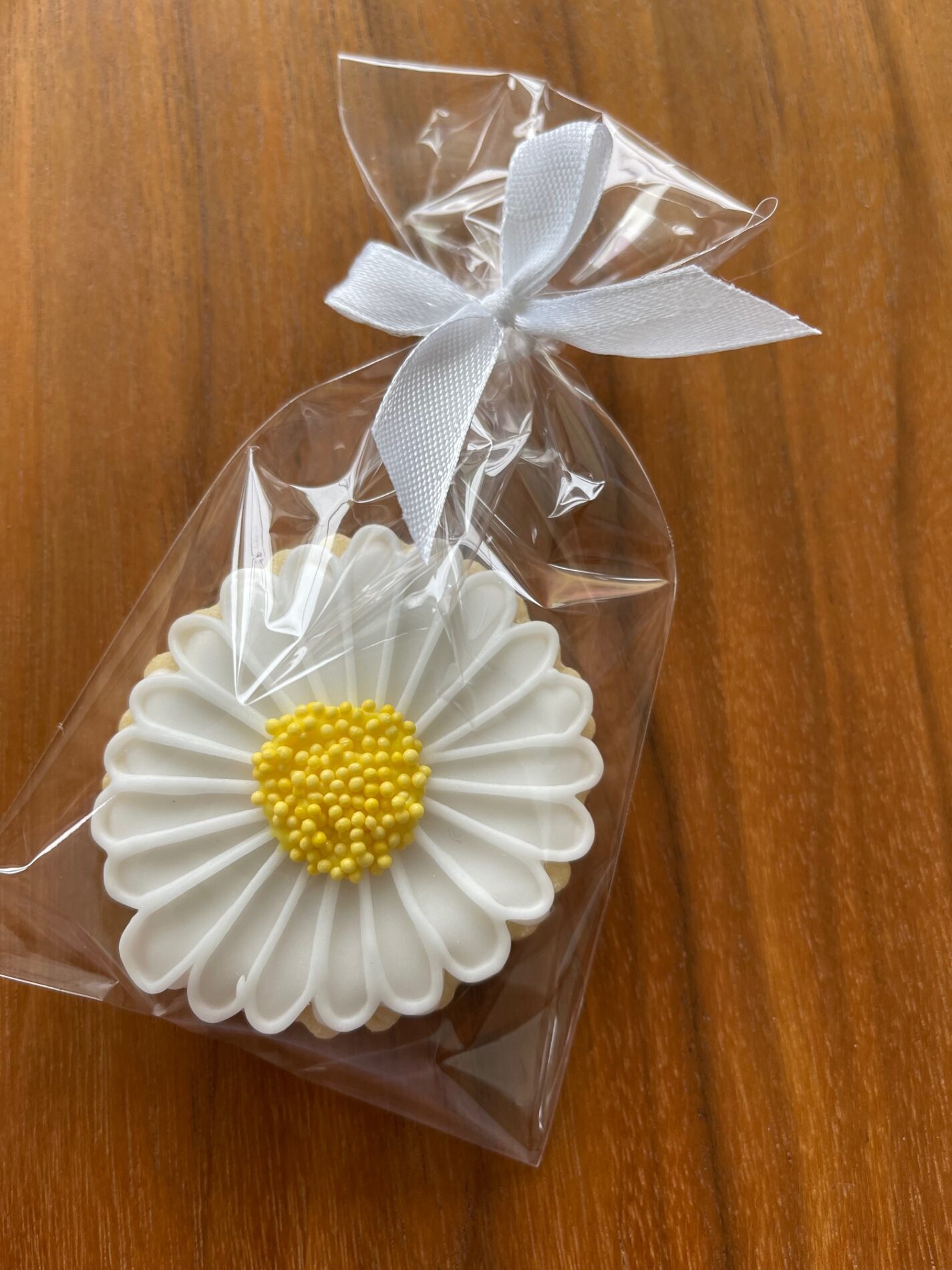 Vanilla Daisy biscuit favour